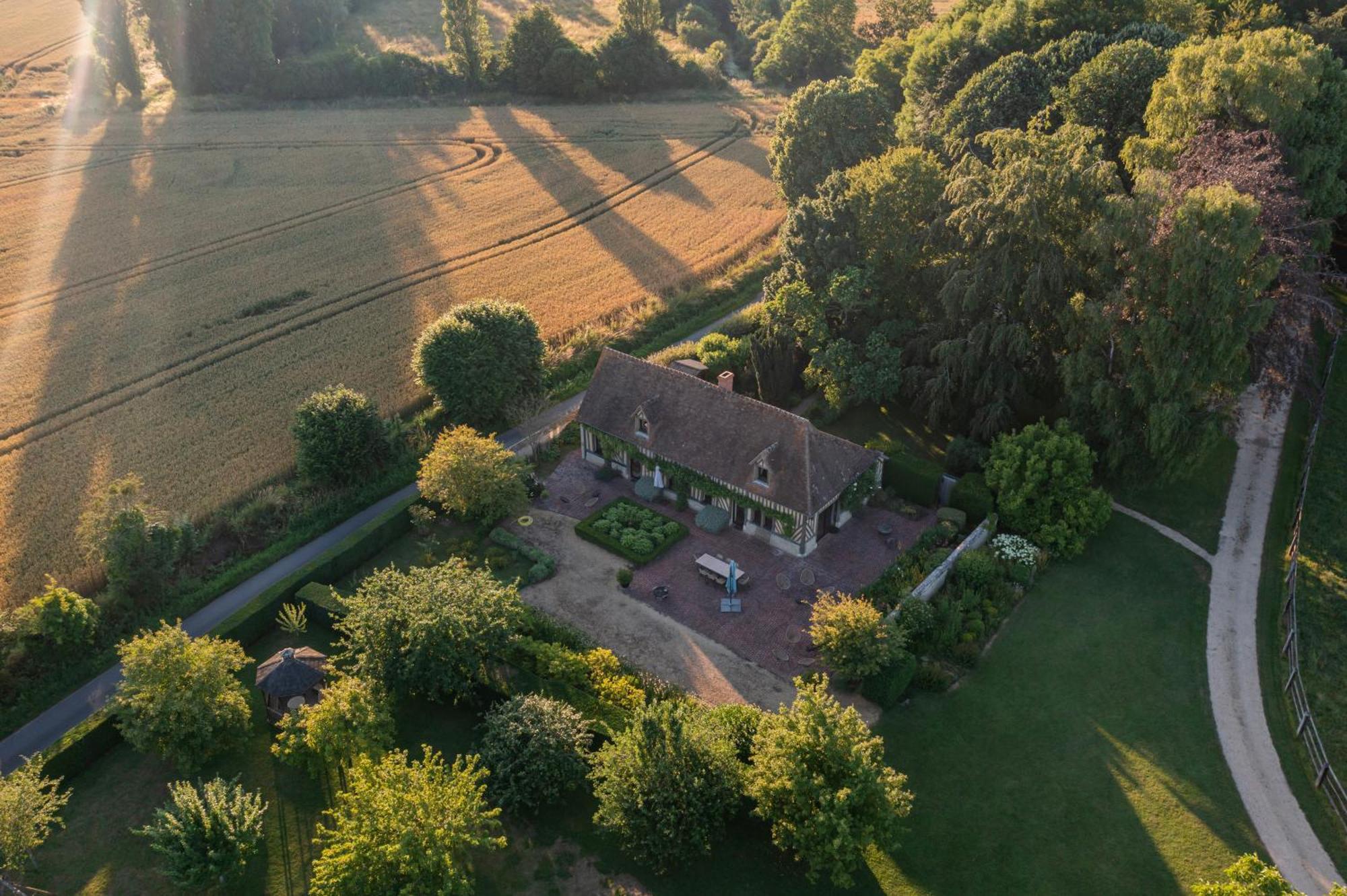 Maison Jardin Gaillard disposant d'une piscine chauffée Bieville-en-Auge Esterno foto