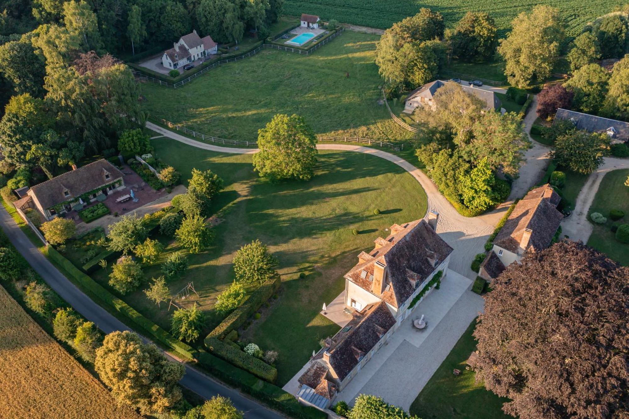 Maison Jardin Gaillard disposant d'une piscine chauffée Bieville-en-Auge Esterno foto